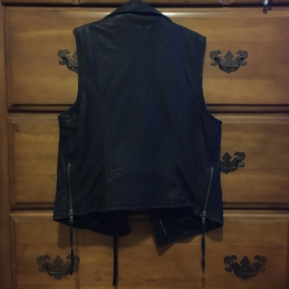 Sleeveless Leather Jacket - Picture 2 of 3